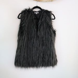 DECOLLECTION Faux Fur/ Feather like Vest